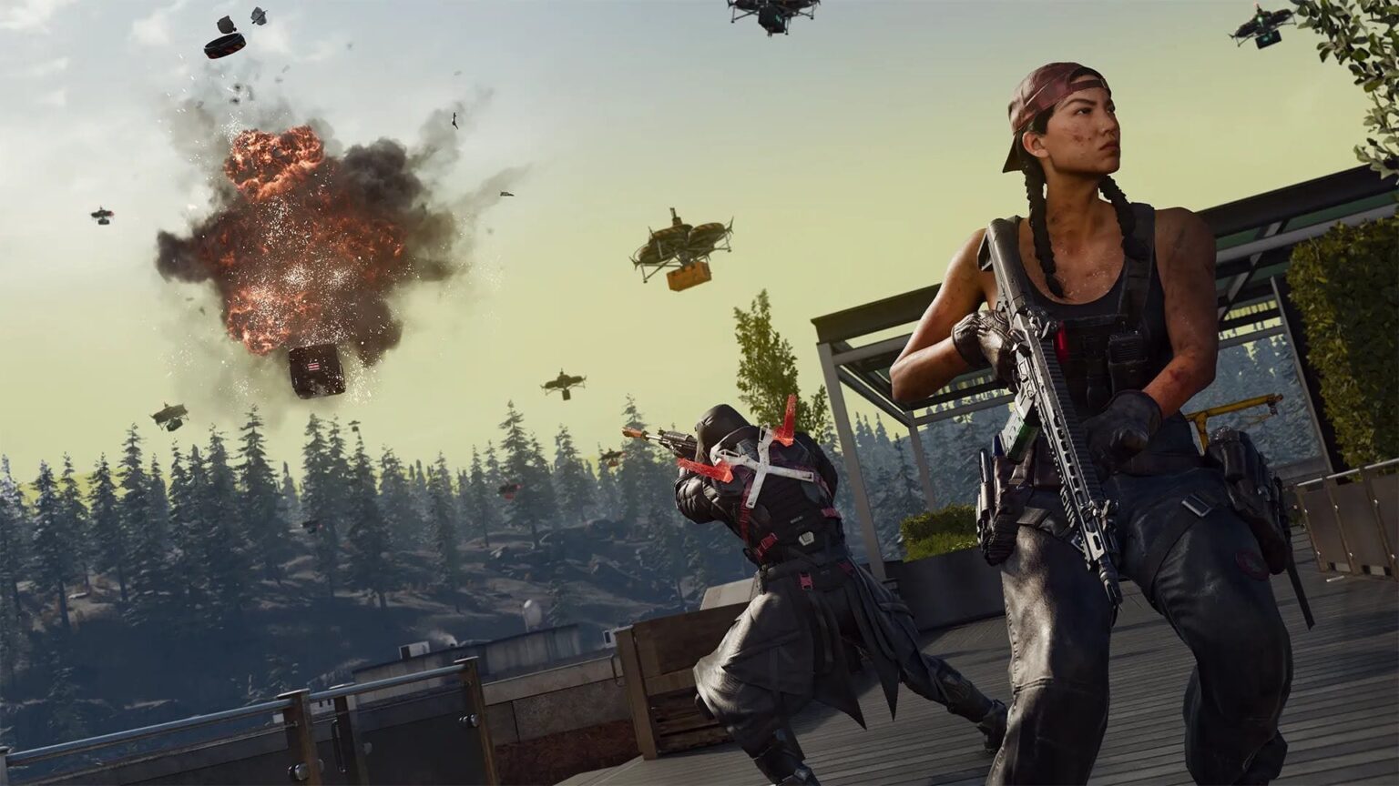 Dos personajes armados en una escena de combate en Warzone con una explosión al fondo.