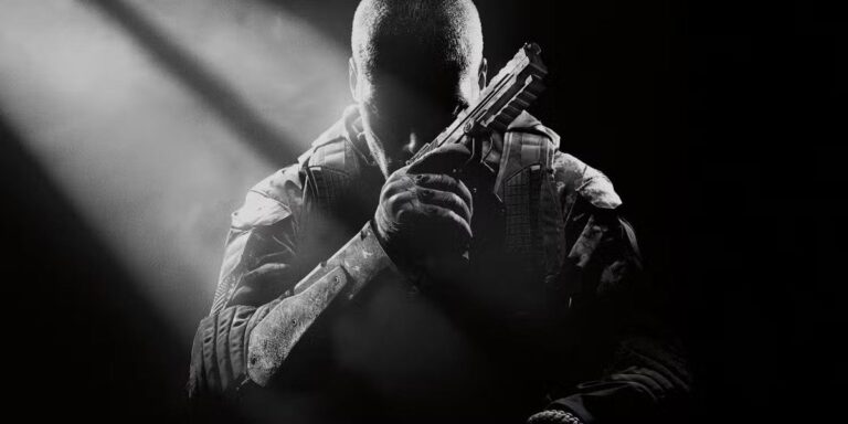 Imagen en blanco y negro del soldado protagonista de Call of Duty: Black Ops 2 sosteniendo un arma cerca de su rostro.