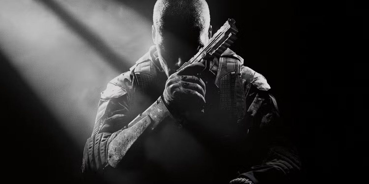 Imagen en blanco y negro del soldado protagonista de Call of Duty: Black Ops 2 sosteniendo un arma cerca de su rostro.