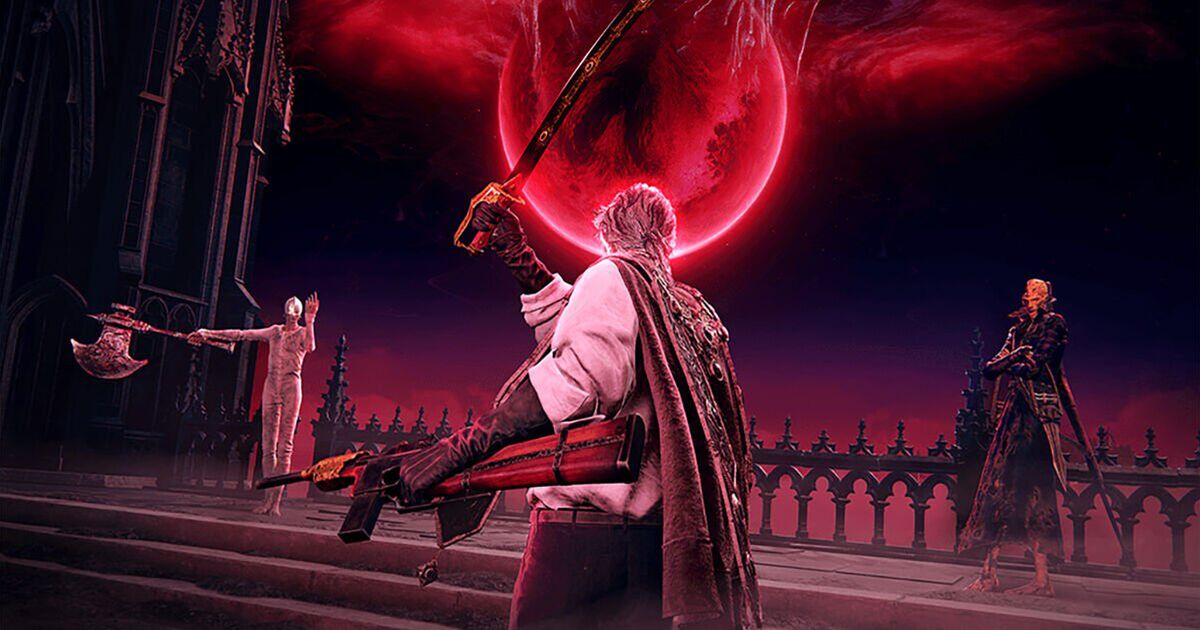Personaje con espada frente a una luna roja y figuras siniestras en un entorno gótico de The Duskbloods.