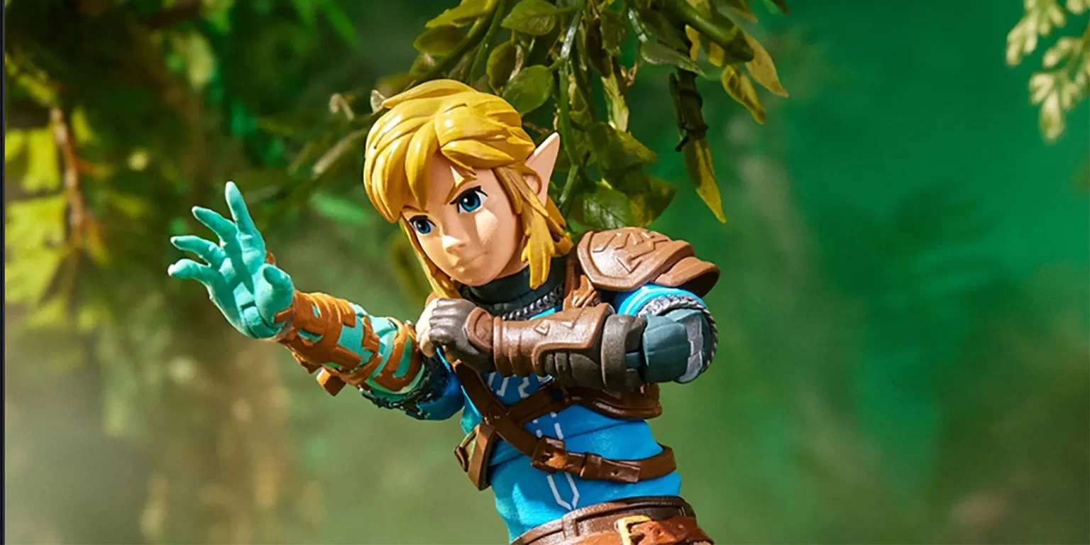 Figura articulada de Link de The Legend of Zelda con su brazo derecho característico, sobre un fondo natural.