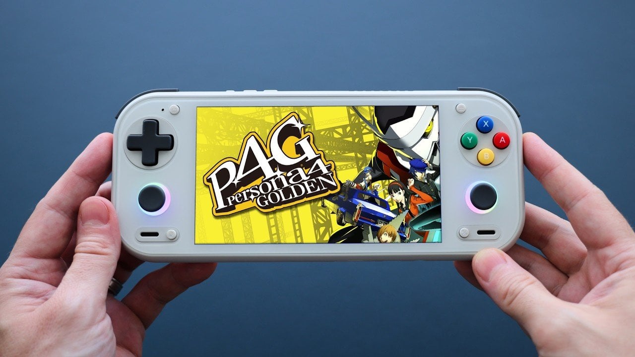 Consola Anbernic blanca en manos mostrando el juego Persona 4 Golden en su pantalla.