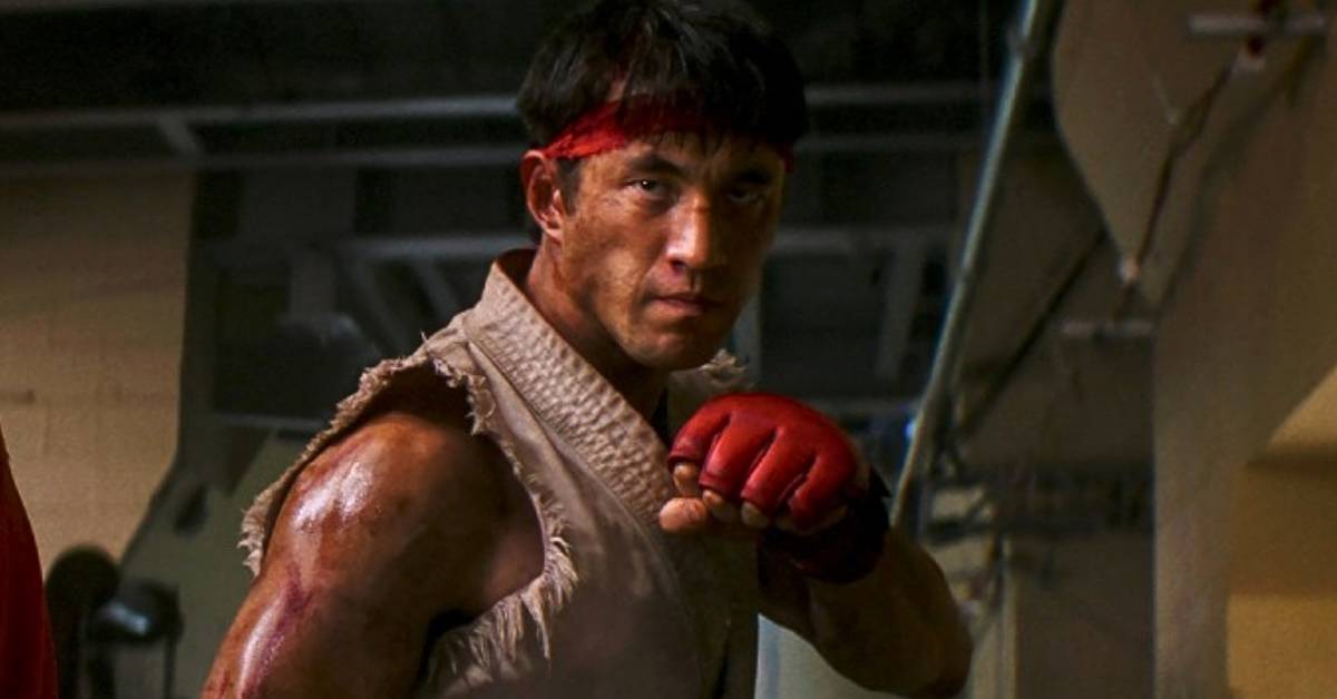 Ryu con cinta roja y guantes en una escena de Street Fighter.